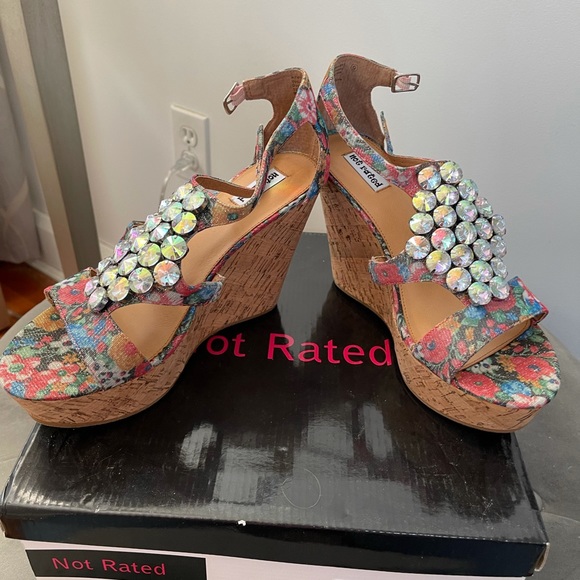 NWOT- Size 9 platform multicolor sandal - Picture 6 of 6